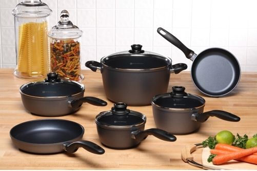 Swiss Diamond 6010-1 Ten-Piece Set with BONUS Crpe Pan; Includes 8 Fry Pan, 10 Fry Pan, 10 Saut Pan with Lid, 1.4-qt Saucepan with Lid, 2.2-qt Saucepan with Lid, 8.5-qt Stock Pot with Lid and BONUS 9.5 Crepe Pan; Comfortable, ergonomic handles stay cool on the stovetop; Tempered glass lids feature an adjustable steam vent (60101 6010 1 601-01 60-101)