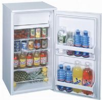 Summit CM40; Manual Defrost Compact Refrigerators, White Capacity 3.7 c.f., Reversible door, Adjustable thermostat, Convenient tabletop, 115 volt, 60 hz (CM-40 CM/40 CM4) 