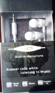 Polaroid PHP729-WH Metal Smartphone Stereo Earbuds With Built-In Microphone, White; 3.5 mm jack connects to most music phones; Built-in microphone for hands free conversations; Answer or end calls while listening to music; Aluminum alloy, vibration-free housing; Includes three ear cushions (Small, medium and large); Dimensions 5.5